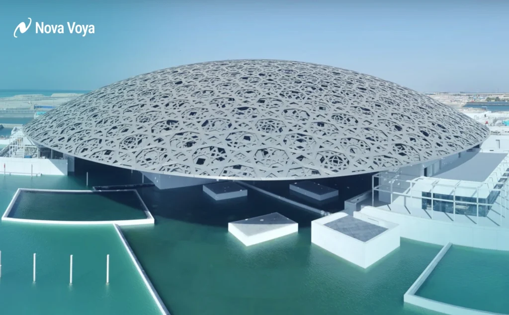  Peaceful scenery at Louvre Abu Dhabi, ideal for relaxing recovery walks.